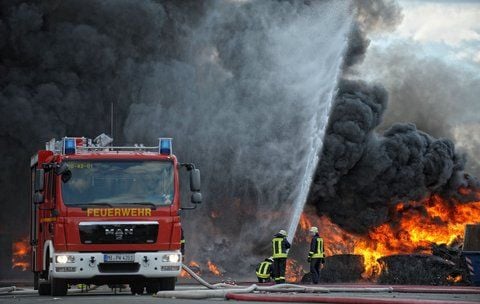 Einsatzkräfte der Feuerwehr sind vor einem brennenden Papierlager eines Abfallentsorgers im ostwestfälischen Porta Westfalica im Einsatz. (FOTO: DPA)