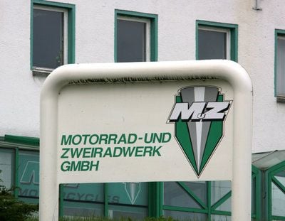 Das Firmenschild vor dem Firmensitz der traditionsreichen Motorrad- und Zweiradwerk GmbH im westsächsischen Zschopau (FOTO: DPA)