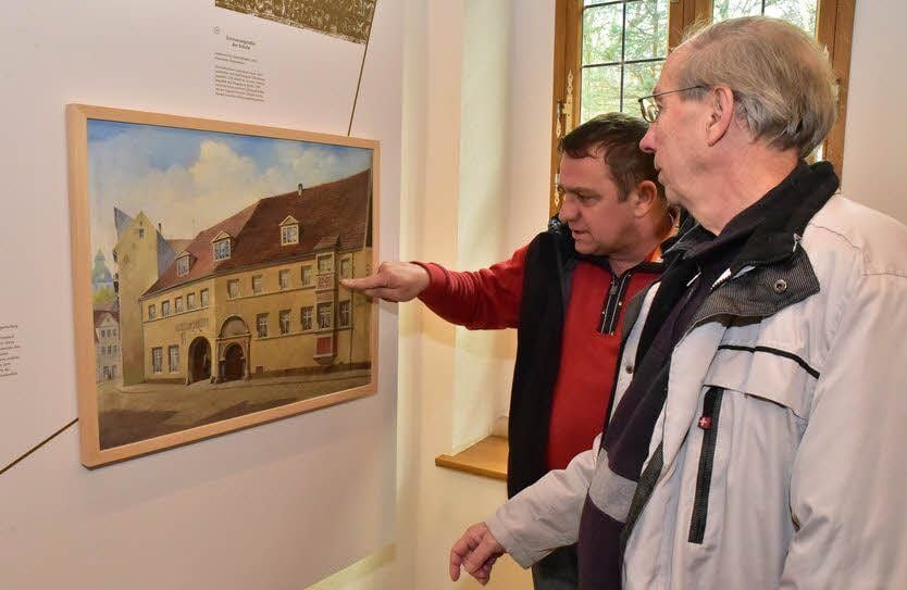 Auch das Bild vom „Schützen“, von Otto Wolf 1931 gemalt, ist Teil der Ausstellung. Olaf Brückner und Gerhard Bach (von links) schauen es sich an.