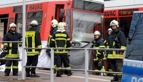 Feuerwehrleute an der Unfallstelle (FOTO: GÜNTER BAUER)