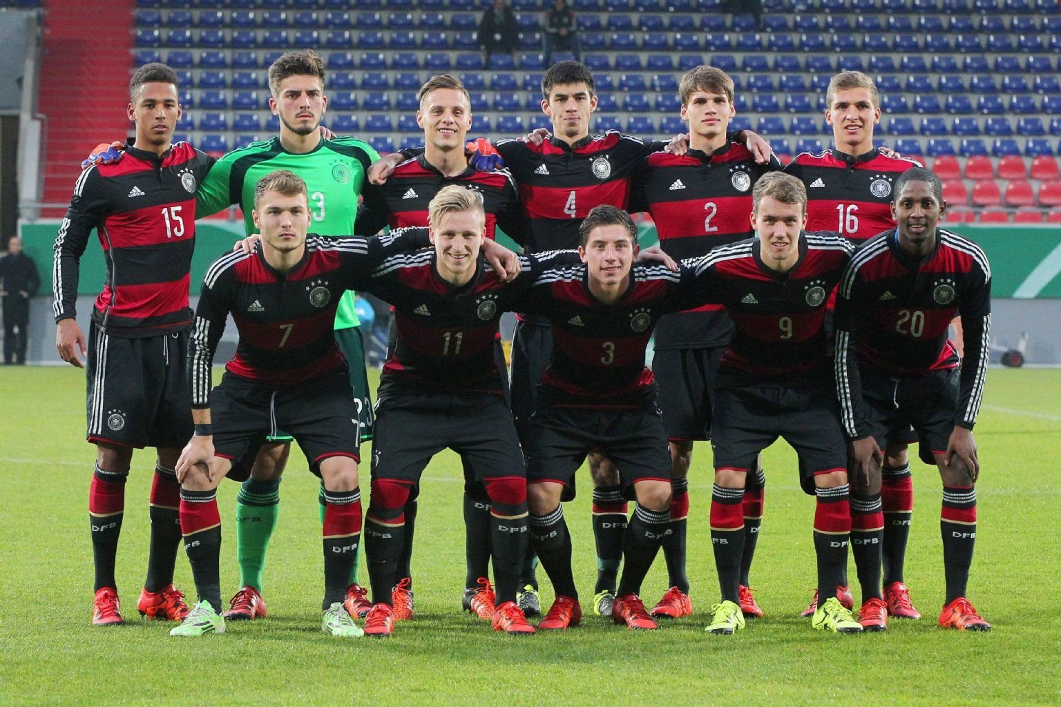 Fabian Bredlow (hintere Reihe, 2. v. l.) gewann mit der U20-Nationalmannschaft Deutschlands den Mercedes-Benz Elite Cup.