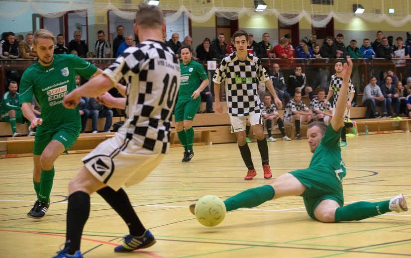 Die Fußballer des SV Grün-Weiß Annaburg, hier im Match gegen den VfB Zahna (schwarz-weiße Trikots), haben sich für die Endrunde qualifiziert.