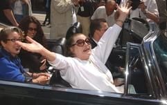 Die schwedische Schauspielerin Anita Ekberg jubelt am Freitag (20.06.2003) in der Hauptstadt anlässlich einer Brunneneinweihung am Hausvogteiplatz in Berlin-Mitte in einem Cabriolet ihren Fans zu. (Foto: dpa)