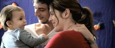 Romeo (Jeremie Elkaim) und Juliette (Valerie Donzelli) mit Sohn Adam (Gabriel Elkaim) in einer Szene des Kinofilms «Das Leben gehört uns». (FOTO: DPA)