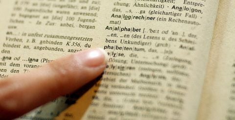 Obwohl so viele Menschen nicht richtig lesen und schreiben können, haben im vergangenen Jahren nur 1775 Betroffene einen Kurs zur Alphabetisierung an einer Volkshochschule im Land besucht. (FOTO: DPA)