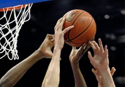 Basketball, Gemenge unter dem Korb. (FOTO: DDP)