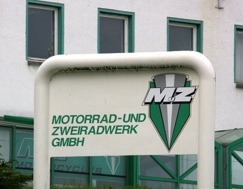 Das Firmenschild vor dem Firmensitz der traditionsreichen Motorrad- und Zweiradwerk GmbH im westsächsischen Zschopau (FOTO: DPA)