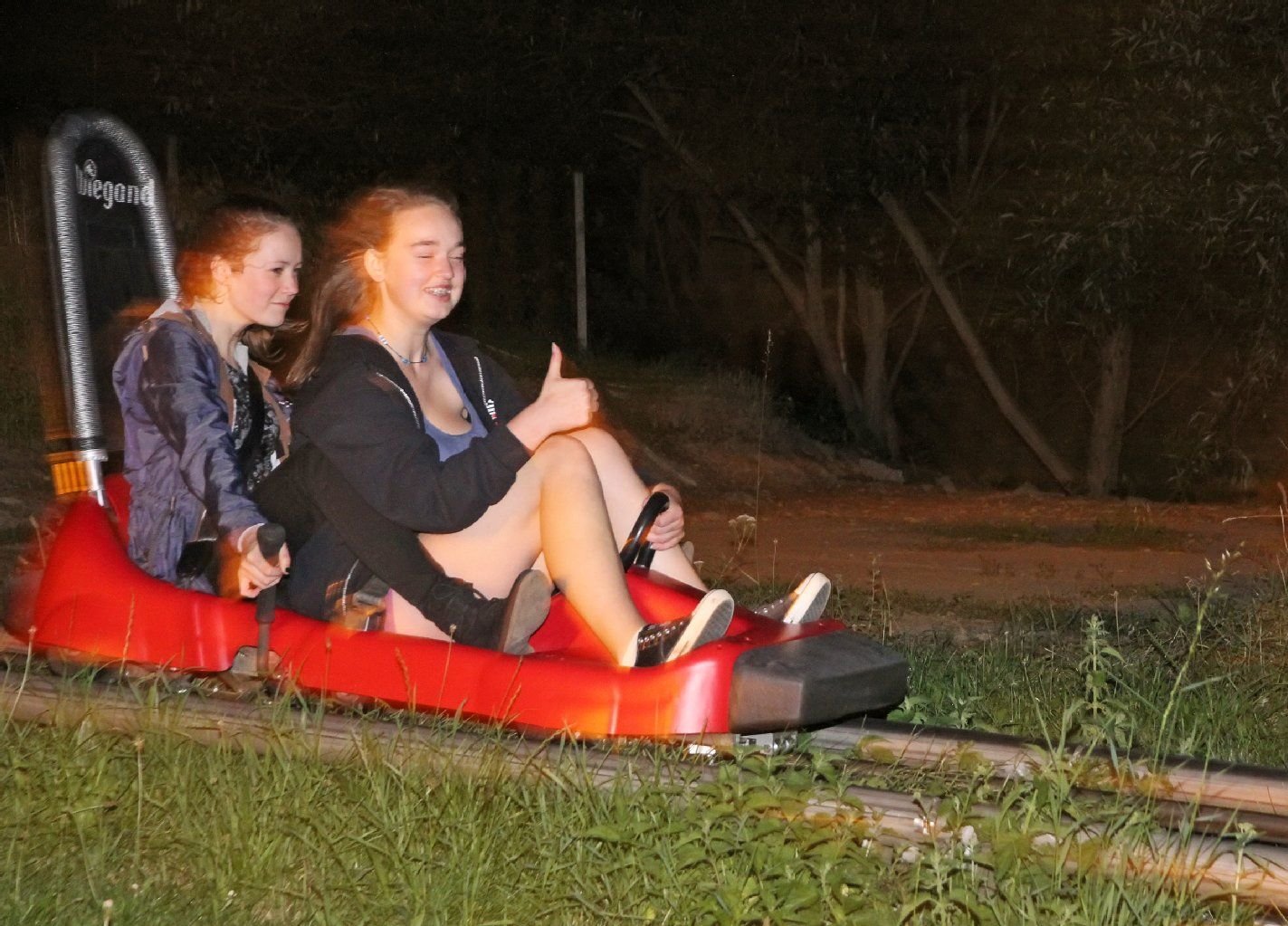 Nachtrodeln auf der Sommerrodelbahn in Wippra. Dies nutzen viele Kinder und Familien. Wie der wind dem Ziel entgegen. Das war ein Spaß.