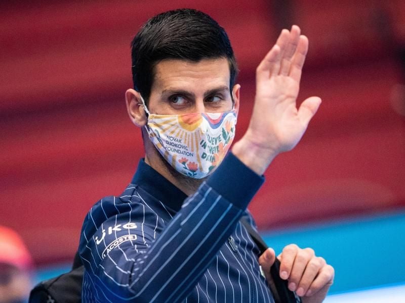 Bleibt auch zum Saisonende die Nummer eins im Herren-Tennis: Novak Djokovic winkt. Foto: Georg Hochmuth/APA/dpa