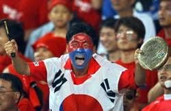 Ein Südkoreanischer Fan jubelt