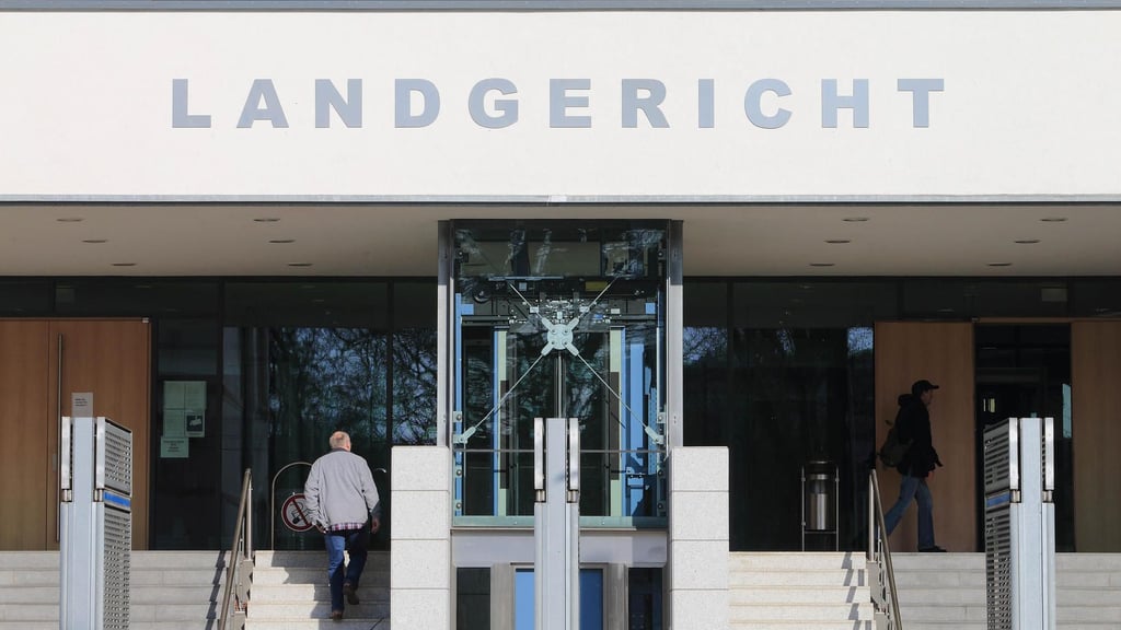 Fünf Zeugen sind für Mittwoch, den 19. Januar 2022, um 9.00 Uhr im Saal A 23 geladen.