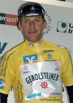Michael Rich trägt am Mittwoch (22.05.2002) in Füssen das gelbe Trikot bei der Bayernrundfahrt. Rich gewann die aus einem Einzelzeitfahren bestehende zweite Etappe der Radrundfahrt. dpa/lby