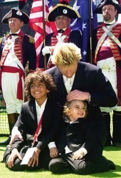 Der ehemalige Tennisstar Boris Becker (M.) im Juli 2003 mit seinen beiden Söhnen Noah (l.) und Elias, in Newport (US-Bundesstaat Rhode Island) in der Ruhmeshalle des Tennis, in der seit 1954 die besten Tennisspieler geehrt werden. (Foto: dpa)