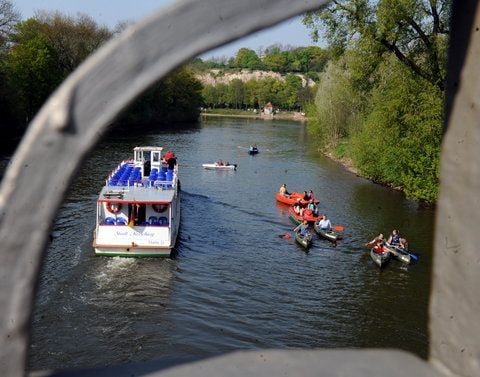 Mehrere Boote treffen sich auf der Saale in Halle. (FOTO: ARCHIV/GÜNTER BAUER)
