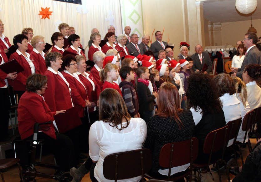 Gemeinsam mit dem Forstlichen Gesangverein boten Annaburger Grundschulkinder das Lied „O Tannenbaum“.