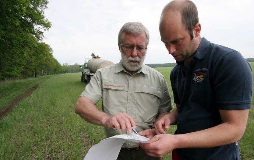 Frank Ackermann, Leiter des Betreuungsforstamtes, und Pilot Steffen Becher (r.) verständigen sich über die Einsatzgebiete im Raum Annaburg.