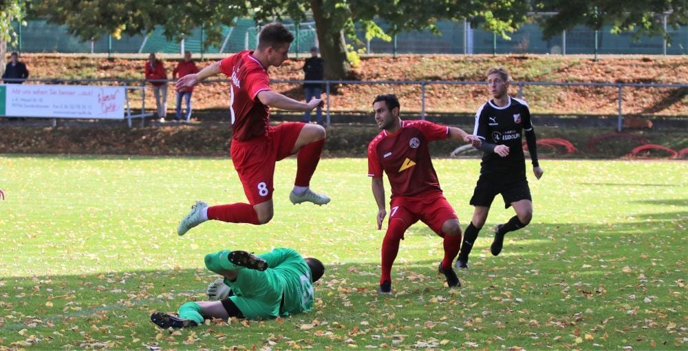 Fußball: Illia Nossov überspringt fair den Ammendorfer Keeper Norbert Guth. Mit neun Treffern ist der Ukrainer torgefährlichster Spieler beim SV Kelbra.