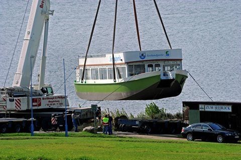 Die Seelandperle geht vom gesperrten Concordiasee in Schadeleben ins Weserland. Mittels Kran wurde das Schiff zu einem «Luftschiff» und auf den Sattelzug verladen. (FOTO: FRANK GEHRMANN)