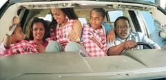 Vater Nate Johnson (Cedrick the Entertainer, r) zwängt sich mit seiner geschiedenen Frau Dorothy (Vanessa Williams, 2.v.l.) und den drei Kindern ins Auto, um quer durch die USA zu reisen. Doch wenn Familie Johnson auf Reisen geht, ist der Stress schon vorprogrammiert. Natürlich passiert eine Katastrophe nach der anderen! (Foto: dpa)