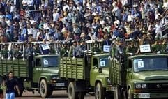 Lastwagen bringen verurteilte Chinesen zu einer öffentlichen Massenhinrichtung (Archivfoto: dpa).