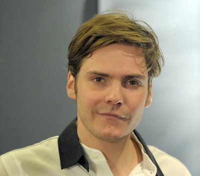 Der Schauspieler Daniel Brühl, aufgenommen am 13.10.2009 in Berlin. Brühl spielt in Alain Gsponers romantischer Hochstaplerkomödie "Lila, Lila" den unscheinbaren Kellner David Kern, der eine gefundene Geschichte als seine eigene verkauft, um seine angebetete Marie zu beeindrucken. (FOTO: DPA)