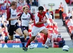 Arsenals Jose Reyes (s) entwischr Middlesbroughs Ray Parlour und Gaizka Mendieta. (Foto: dpa)
