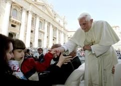 Höchstes Ziel für viele Rom-Pilger - nur wenigen gelingt es jedoch: während einer Generalaudienz die Hand des Papstes zu schütteln. (Foto: dpa)