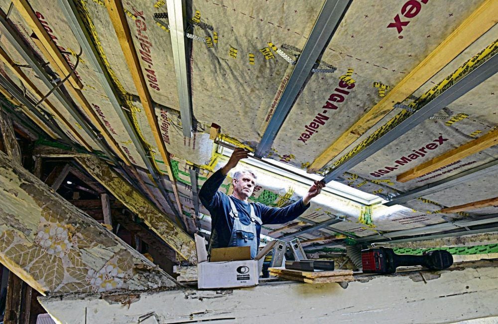 Bahnhof Eisleben: Trockenbauer André Mixa und seine Eisleber Firma dämmen das Dach des West-Turms.