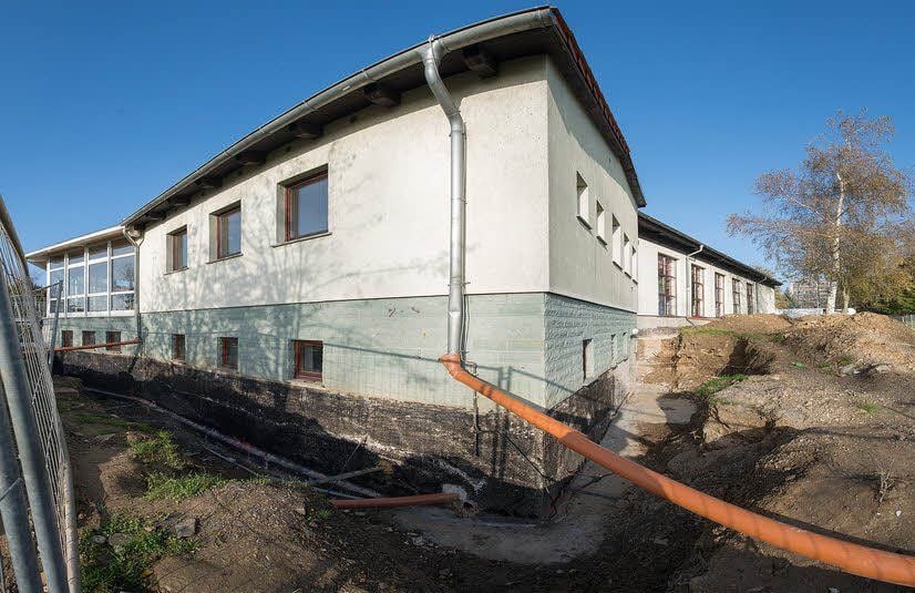 Mit den Arbeiten am Dorfgemeinschaftshaus Königerode soll das Problem der aufsteigenden Feuchtigkeit gelöst werden.