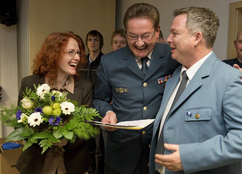 Ortsverbands-Chef Lars Deuter bekommt von THW-Geschäftsführerin Ina Lehmann und dem Landesbeauftragten Manfred Metzger das Ehrenabzeichen in Silber überreicht.