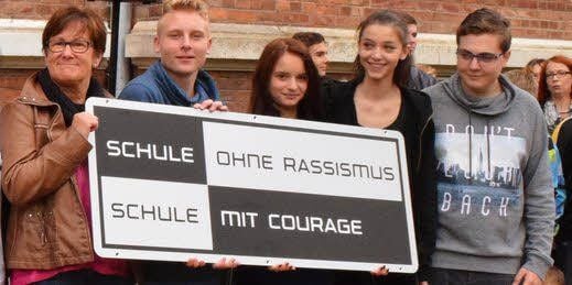 Die Burgschule in Aschersleben ist jetzt eine Schule ohne Rassismus und mit Courage. Das wurde mit einem Fest gefeiert.