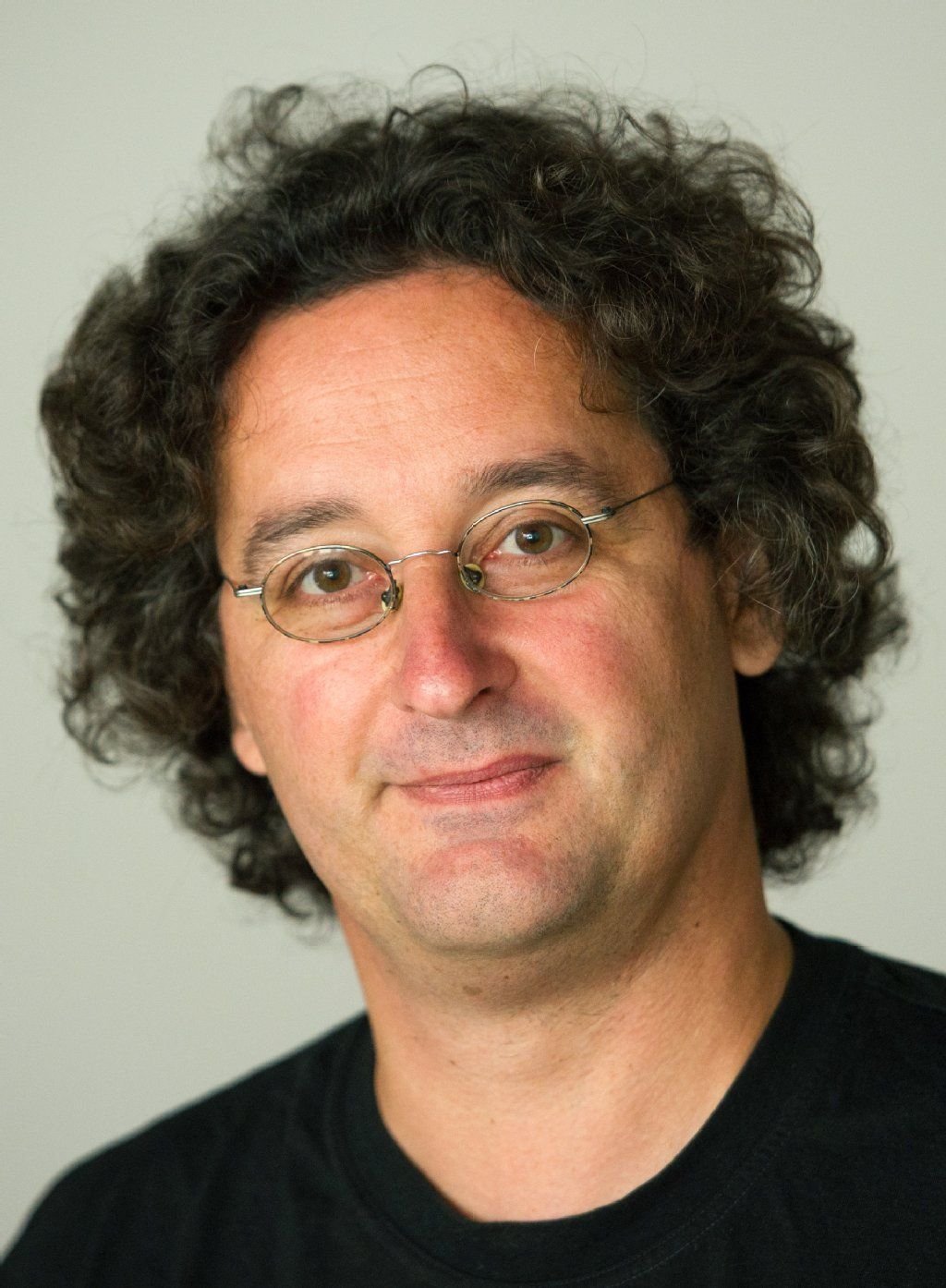 Der Krimi-Autor Peter Godazgar aus Halle.