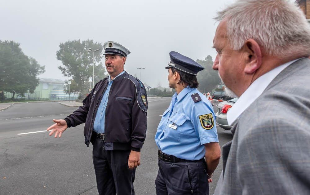 Hier gehen die Schüler einfach quer rüber. Die Polizisten Torsten Kuschmann und Cornelia Dieke sowie Bürgermeister Stefan Dammhayn (v. li.) sehen darin aber keine größere Gefahr.