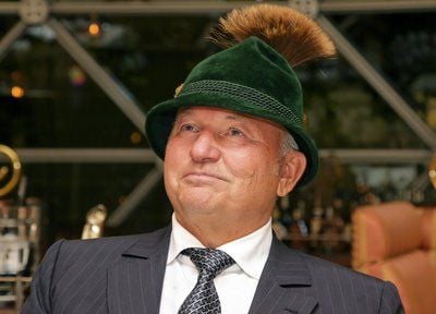 Der Moskauer Oberbürgermeister Juri Luschkow, hier mit seinem neuen originalen grünen Trachtenhut aus Bayern. Der Hut ist ein Geschenk des Freistaats Bayern an Luschkow. (FOTO: DPA)