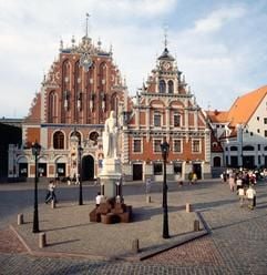 Prachtvolle Architektur kündet in Riga von den Zeiten der Hanse und der Gilden. Besucher können im Baltikum immer wieder Spuren einer deutschen Vergangenheit entdecken. (Foto: dpa)