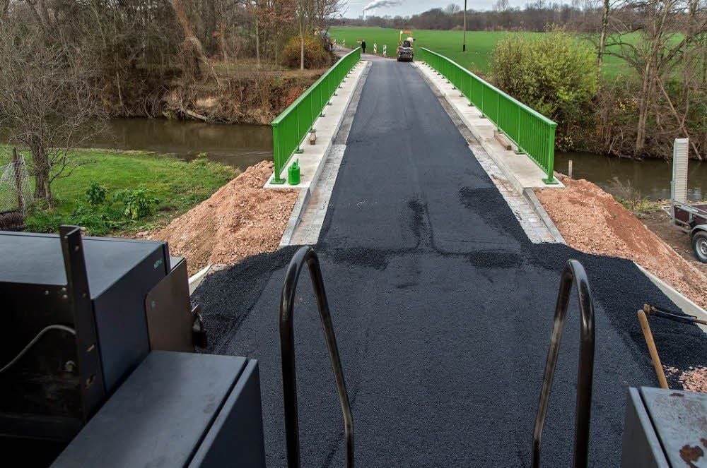 Die Asphaltdecke ist drauf, am Freitag soll die Brücke freigegeben werden.