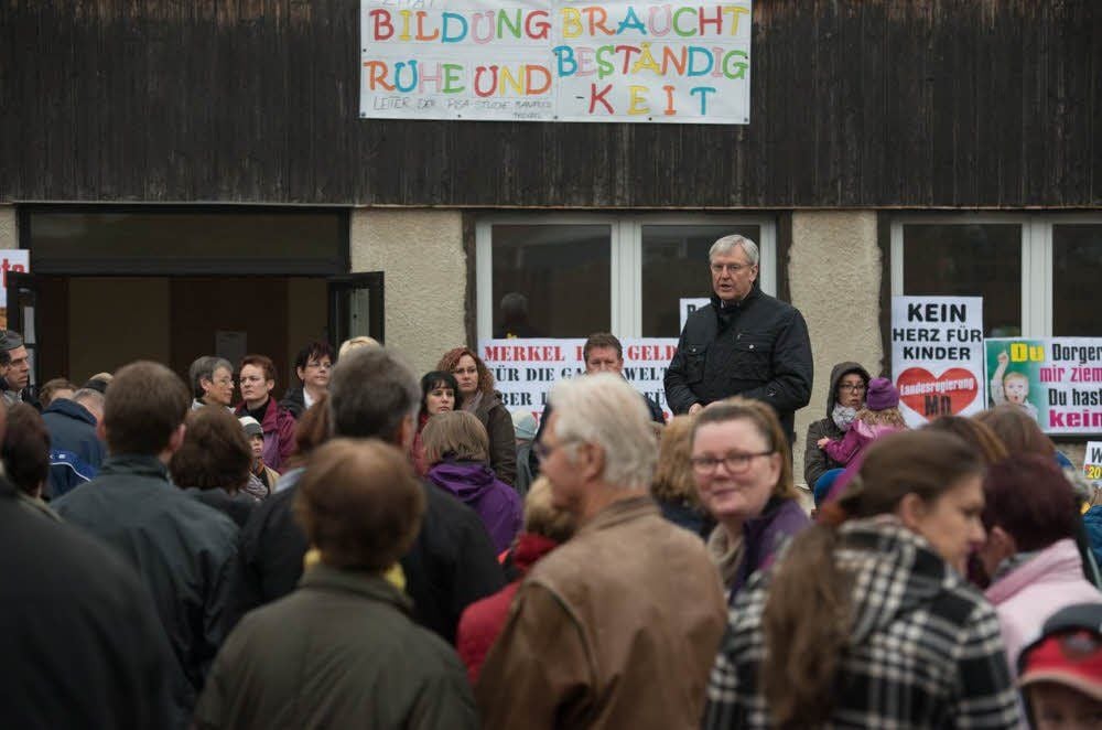 Eltern demonstrieren im Mai 2014 für den Erhalt der Grundschule in Friedrichsbrunn. Sie soll auch im kommenden Schuljahr mit Hilfe einer Ausnahmegenehmigung fortbestehen.