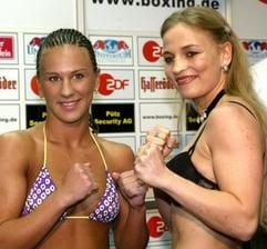 Die deutsche Profi-Boxerin Regina Halmich (r./Karlsruhe) und ihre Gegnerin Hollie Dunaway aus den USA posieren am Freitag (15.04.2005) gemeinsam nach dem Wiegen in Magdeburg. (Foto: dpa)