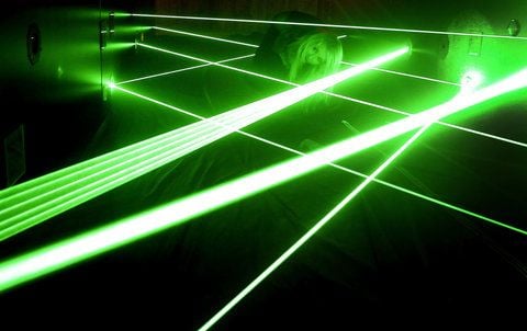 Durch grüne Laserstrahlen. In dem Trainingsparcours der Ausstellung können Besucher ab dem 26. April ihre eigenen Agentenfähigkeiten testen. (FOTO: DPA)