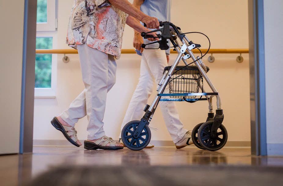 Die Angeklagten sollen Pflegeleistungen von Fachpersonal abgerechnet haben, obwohl Hilfskräfte diese ausführten.