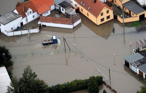 Die Luftaufnahme zeigt am Dienstag einen Teil des Ortes Kleinkugel in Sachsen Anhalt, der unter Wasser steht. (FOTO: DAPD)