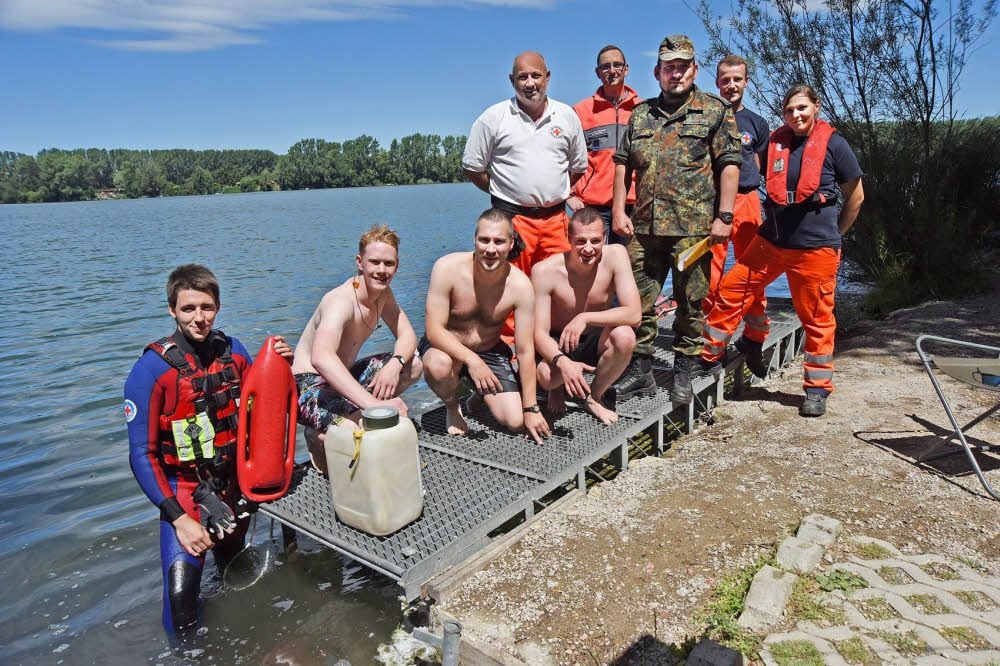 Das Team der Wasserwacht Weißenfels hier gemeinsam mit Marschteilnehmern sorgte für den sicheren Ablauf an der Station am Kretzschauer See.