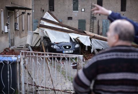 Ein von herabgefallenen Dachteilen zerstörtes Auto steht in Mühlberg an der Elbe. Eine Windhose hatte unter anderem hier heute zahlreiche Dächer abgedeckt und Autos zerstört. (FOTO: DPA)
