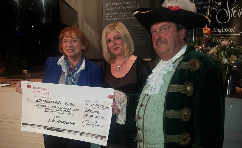 Ingrid Hofmann und Cornelila Schröter von der I.K. Hofmann GmbH überreichen den Scheck an Joachim Landgraf.