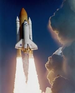 Die Raumfähre "Columbia" startet am 16.01.2003 von Rampe 39-A auf dem Kennedy Space Center in Florida (Archivbild). Die spätere Katastrophe war bereits nach dem Start vorprogrammiert: Ein koffergroßes Stück Isolarierschaum von einem der Außentanks hatte sich gelöst und ein Loch in den Hitzeschild geschlagen. Alle sieben Astronauten kamen bei dem Unglück ums Leben. Die NASA verhängte ein Startverbot für die anderen Space Shuttles. (Foto: dpa)