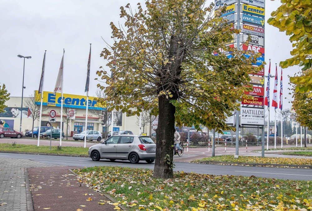 Fußgänger (und Radfahrer) queren die Feldstraße dort, wo sich das silberfarbene Auto befindet.