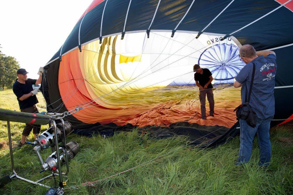 Ballonfahrt bei Kleinkorga: Mehr als 4 200 Kubikmeter heiße Luft wurden vorm Start in die Hülle geblasen.