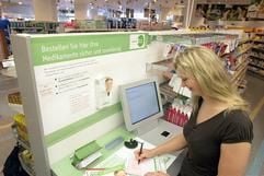 Eine Kundin füllt in einem dm Drogeriemarkt in Düsseldorf einen Bestellschein für apothekenpflichtige Medikamente aus. (Foto: dpa)