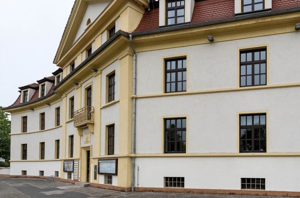 16 Mitarbeiterinnen und Mitarbeiter packen die Kisten und ziehen vorübergehend in den Westflügel des Gesundheitszentrums.