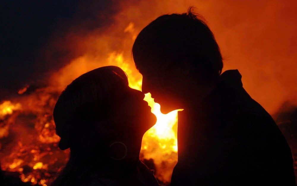 So romantisch kann es am Osterfeuer sein.